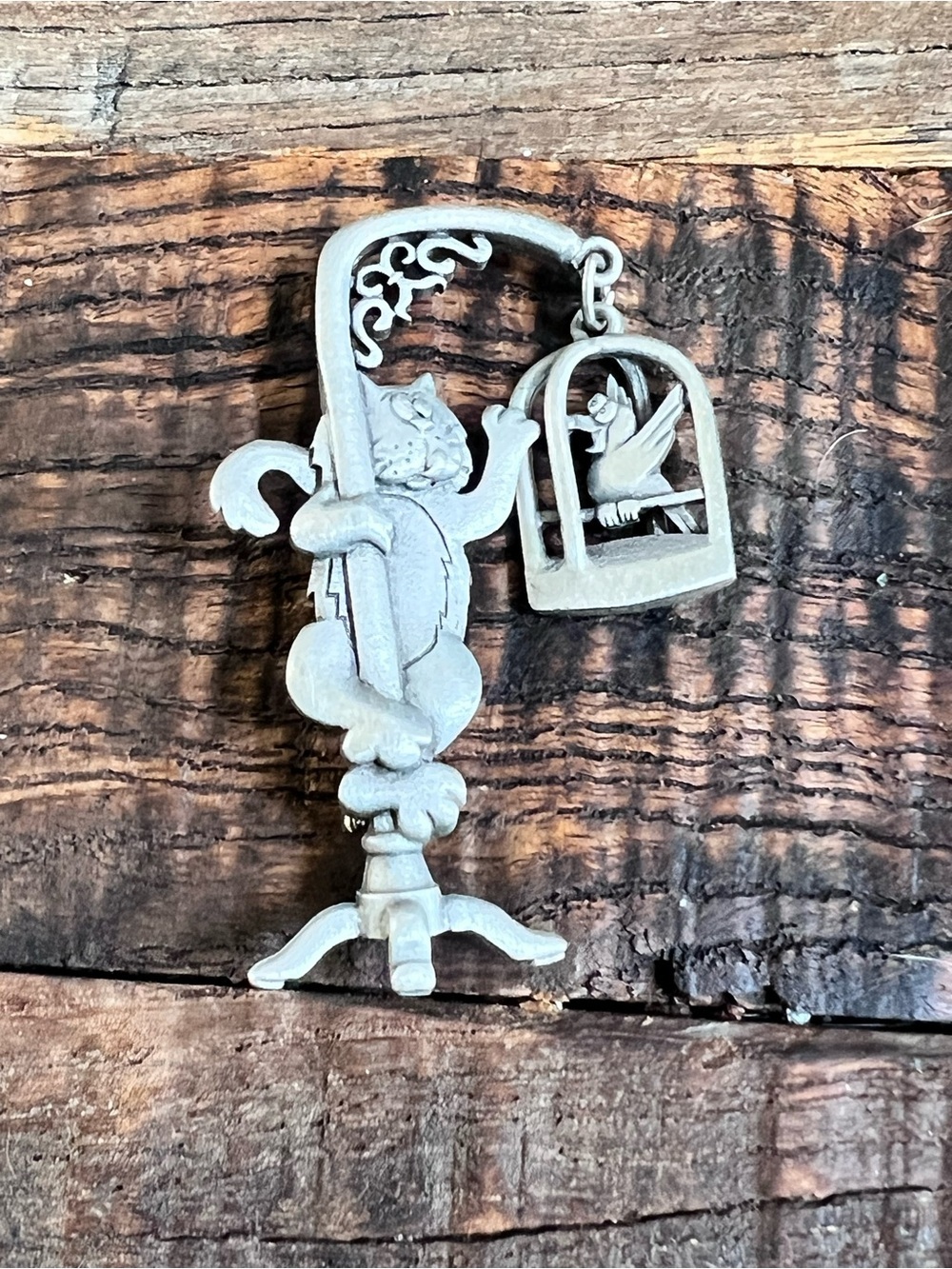 VTG pewter brooch is a "Jonette Jewelry (JJ)" cat reaching for a bird cage